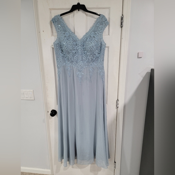 Oleg Cassini scalloped lace v-neck chiffon dress - Picture 1 of 6